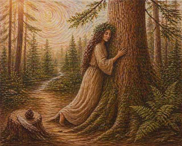 Gemälde einer Frau mit langem Haar und grünem Kranz, die barfuß einen großen Baumstamm in einem Wald umarmt. Auf einem Baumstumpf liegen ein Tannenzapfen und eine Feder.